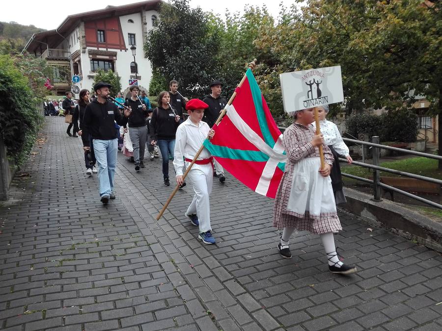Cerca de 250 niños y niñas de ocho grupos de baile participan en el Dantzari Txiki Eguna