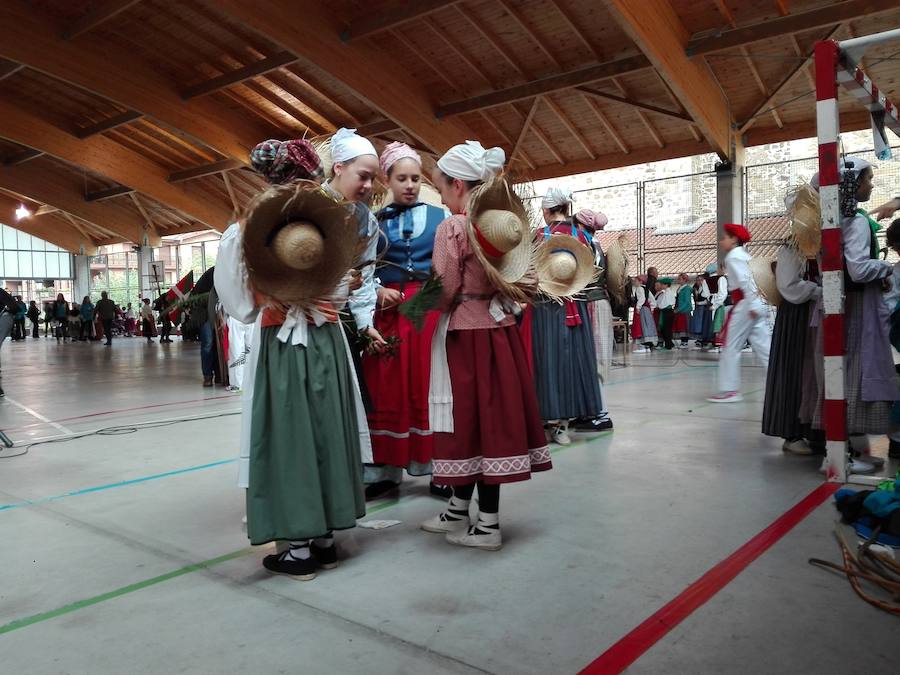 Cerca de 250 niños y niñas de ocho grupos de baile participan en el Dantzari Txiki Eguna