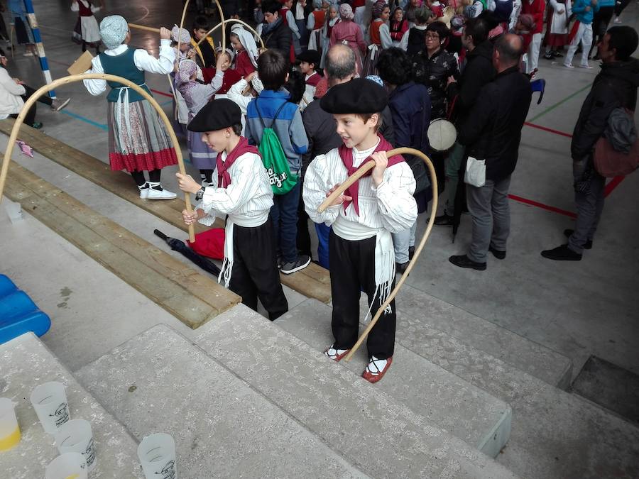 Cerca de 250 niños y niñas de ocho grupos de baile participan en el Dantzari Txiki Eguna