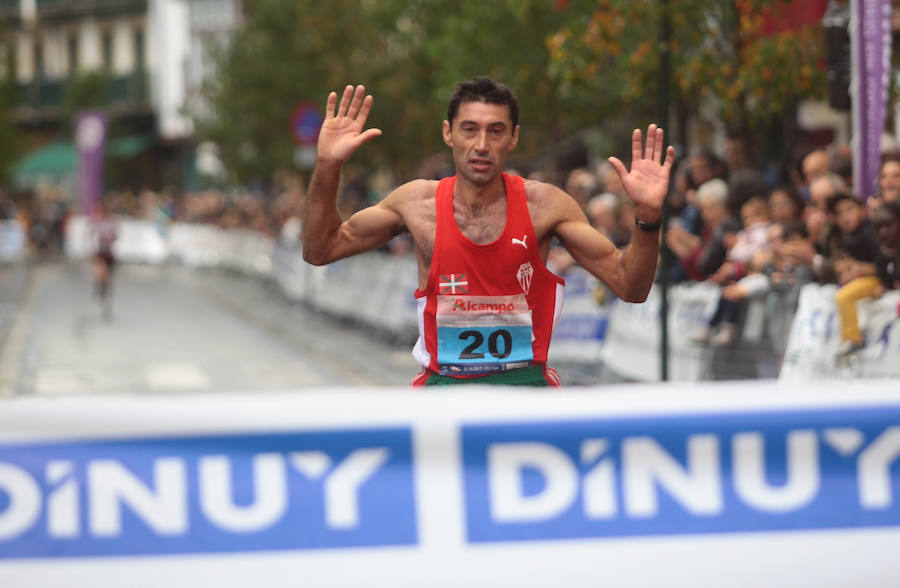 Dos atletas franceses se apuntaron la victoria del bonito pero exigente medio maratón Donibane Lohizune-Hondarribia. En categoría masculina el triunfo recayó en José Manuel Dias con un tiempo de 1h11:01, mientras que Anne Tabarant se volvió a enfundar la txapela en esta ocasión con 1h23:53, mejorando el 1h25:54 de la pasada edición. 