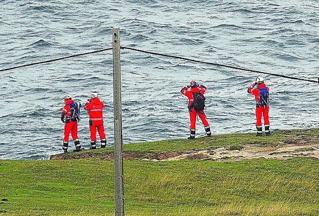 Miembros del operativo de búsqueda, ayer en la cala de Justiz. 