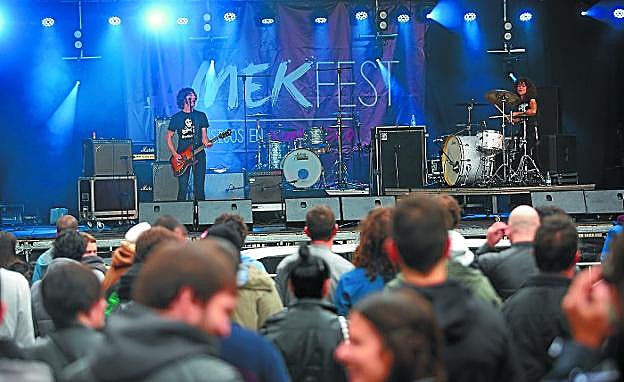 Por la tarde, una treintena de bandas y artistas actuaron en la plaza, con Niña Coyote eta Chico Tornado como protagonistas. 