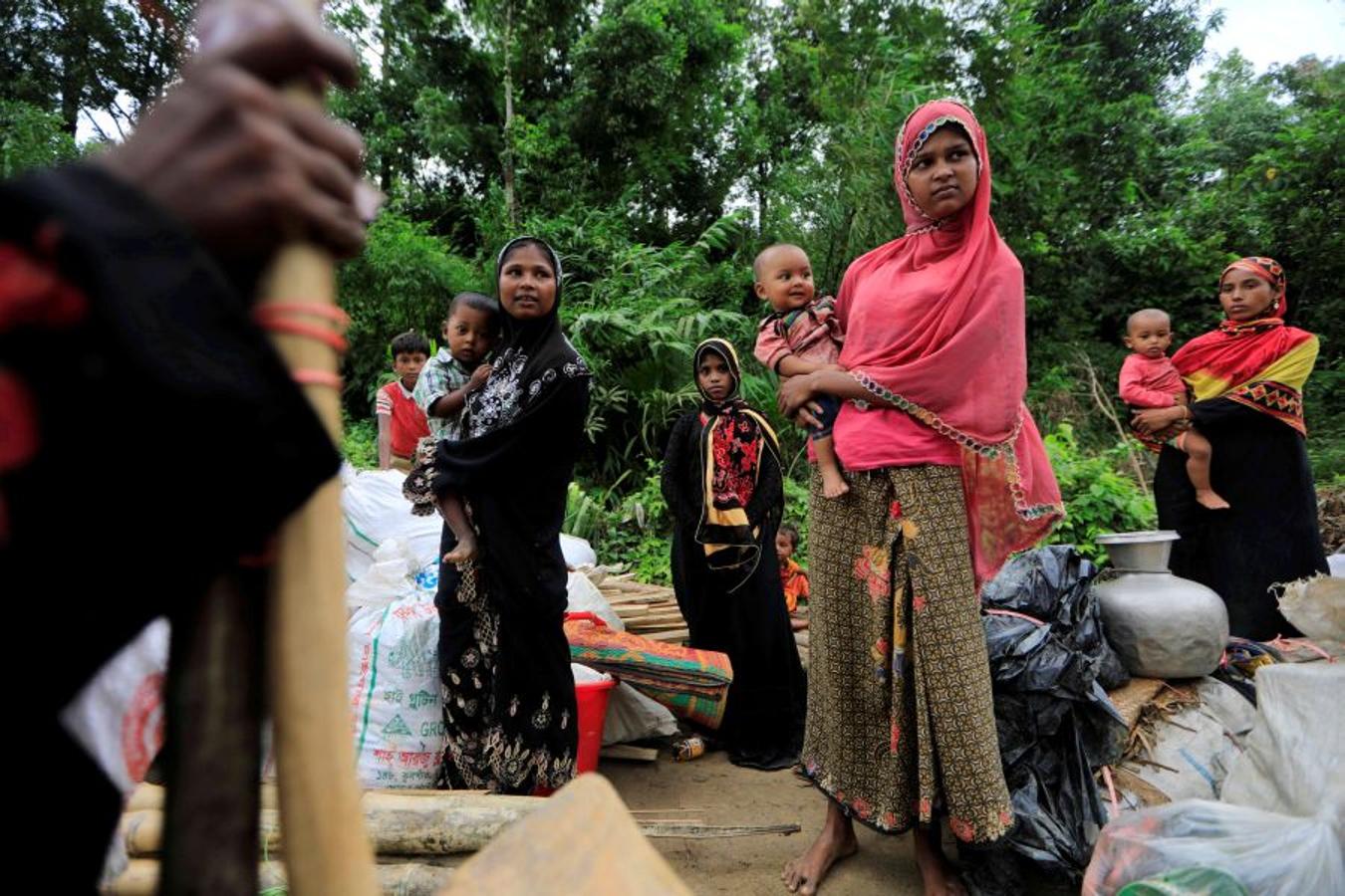 Casi medio millón de personas de esta etnia musulmana han huido de Birmania a Bangladesh. Escapan de la violencia y la represión a la que les someten las fuerzas del estado birmano, a raíz de un ataque perpetrado por un grupo insurgente el 25 de agosto. Tras cruzar la frontera, se alojan en campos de refugiados; más de 600.000 son niños