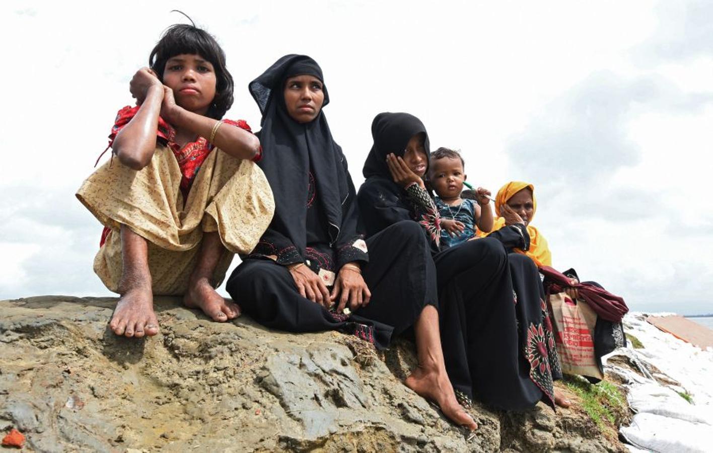 Casi medio millón de personas de esta etnia musulmana han huido de Birmania a Bangladesh. Escapan de la violencia y la represión a la que les someten las fuerzas del estado birmano, a raíz de un ataque perpetrado por un grupo insurgente el 25 de agosto. Tras cruzar la frontera, se alojan en campos de refugiados; más de 600.000 son niños