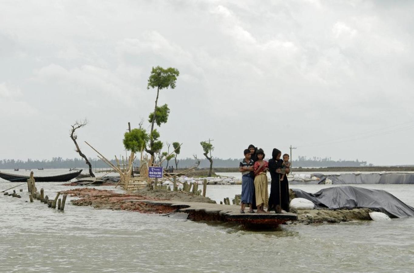 Casi medio millón de personas de esta etnia musulmana han huido de Birmania a Bangladesh. Escapan de la violencia y la represión a la que les someten las fuerzas del estado birmano, a raíz de un ataque perpetrado por un grupo insurgente el 25 de agosto. Tras cruzar la frontera, se alojan en campos de refugiados; más de 600.000 son niños