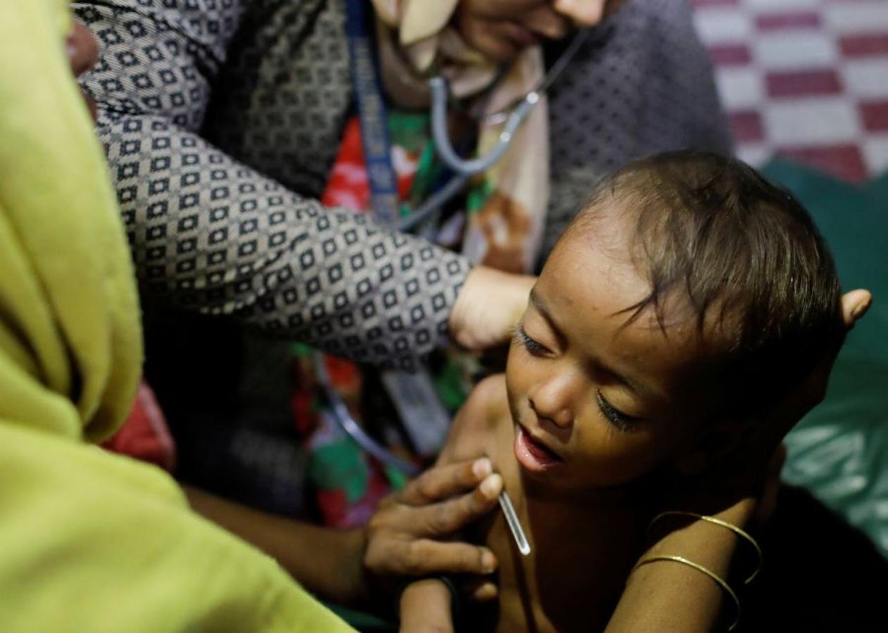 Casi medio millón de personas de esta etnia musulmana han huido de Birmania a Bangladesh. Escapan de la violencia y la represión a la que les someten las fuerzas del estado birmano, a raíz de un ataque perpetrado por un grupo insurgente el 25 de agosto. Tras cruzar la frontera, se alojan en campos de refugiados; más de 600.000 son niños