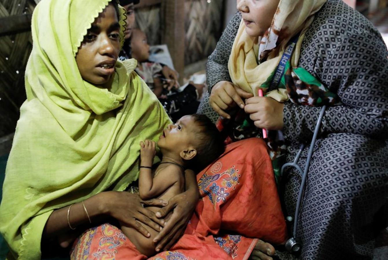 Casi medio millón de personas de esta etnia musulmana han huido de Birmania a Bangladesh. Escapan de la violencia y la represión a la que les someten las fuerzas del estado birmano, a raíz de un ataque perpetrado por un grupo insurgente el 25 de agosto. Tras cruzar la frontera, se alojan en campos de refugiados; más de 600.000 son niños