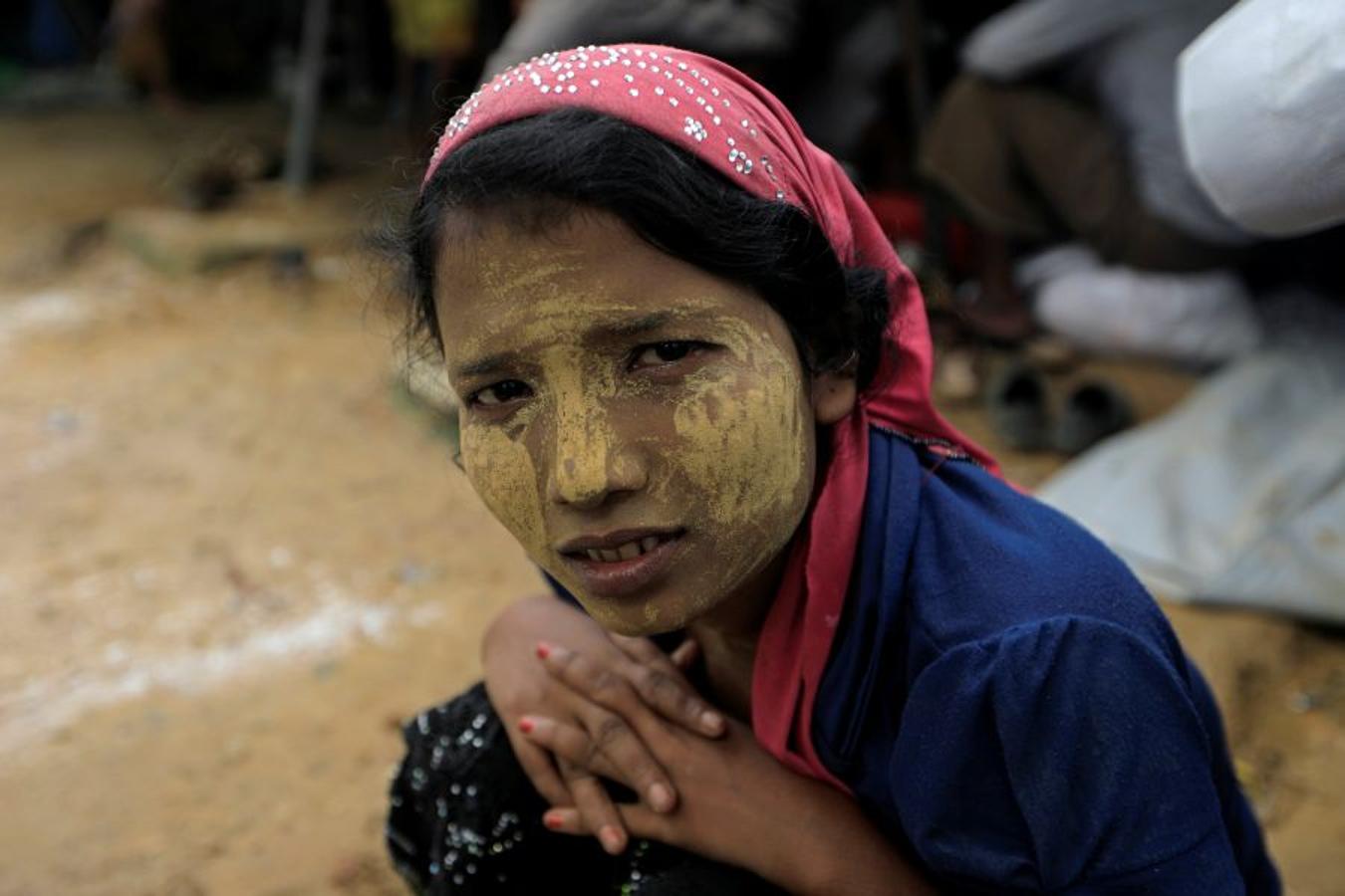 Casi medio millón de personas de esta etnia musulmana han huido de Birmania a Bangladesh. Escapan de la violencia y la represión a la que les someten las fuerzas del estado birmano, a raíz de un ataque perpetrado por un grupo insurgente el 25 de agosto. Tras cruzar la frontera, se alojan en campos de refugiados; más de 600.000 son niños