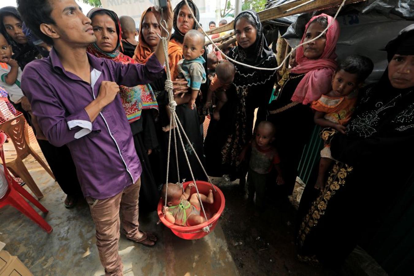 Casi medio millón de personas de esta etnia musulmana han huido de Birmania a Bangladesh. Escapan de la violencia y la represión a la que les someten las fuerzas del estado birmano, a raíz de un ataque perpetrado por un grupo insurgente el 25 de agosto. Tras cruzar la frontera, se alojan en campos de refugiados; más de 600.000 son niños