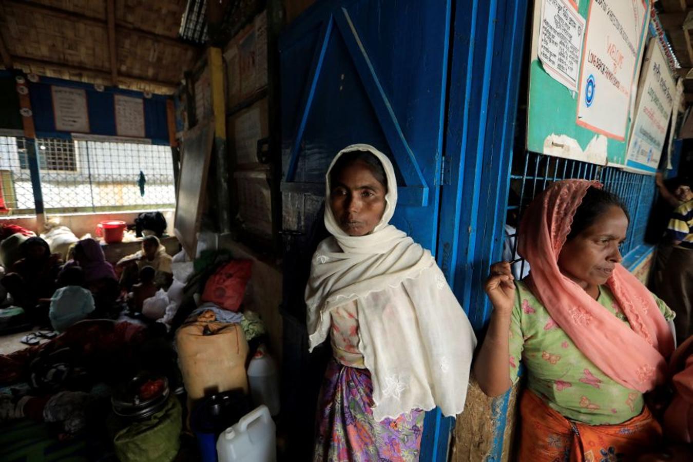 Casi medio millón de personas de esta etnia musulmana han huido de Birmania a Bangladesh. Escapan de la violencia y la represión a la que les someten las fuerzas del estado birmano, a raíz de un ataque perpetrado por un grupo insurgente el 25 de agosto. Tras cruzar la frontera, se alojan en campos de refugiados; más de 600.000 son niños