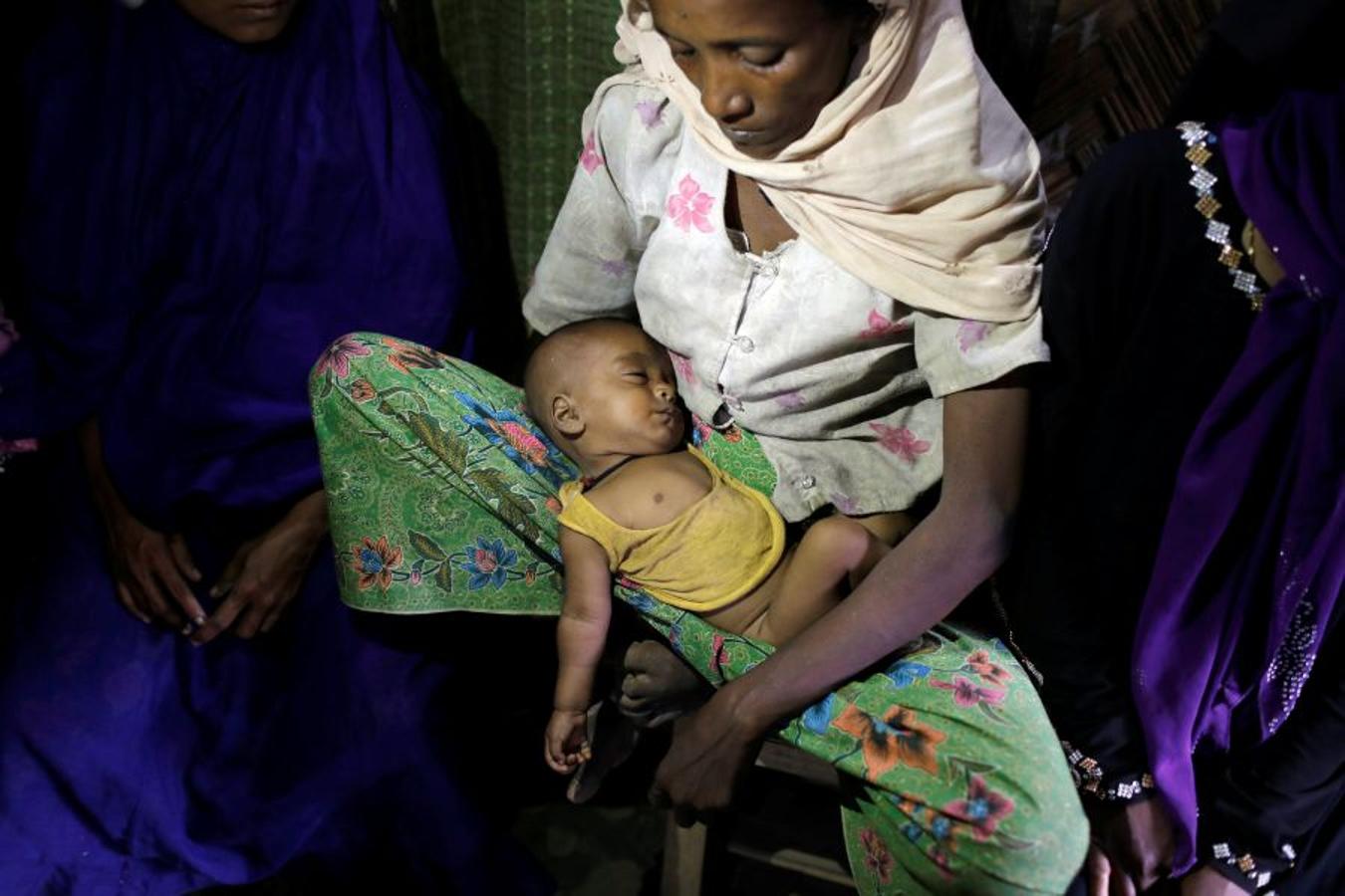 Casi medio millón de personas de esta etnia musulmana han huido de Birmania a Bangladesh. Escapan de la violencia y la represión a la que les someten las fuerzas del estado birmano, a raíz de un ataque perpetrado por un grupo insurgente el 25 de agosto. Tras cruzar la frontera, se alojan en campos de refugiados; más de 600.000 son niños