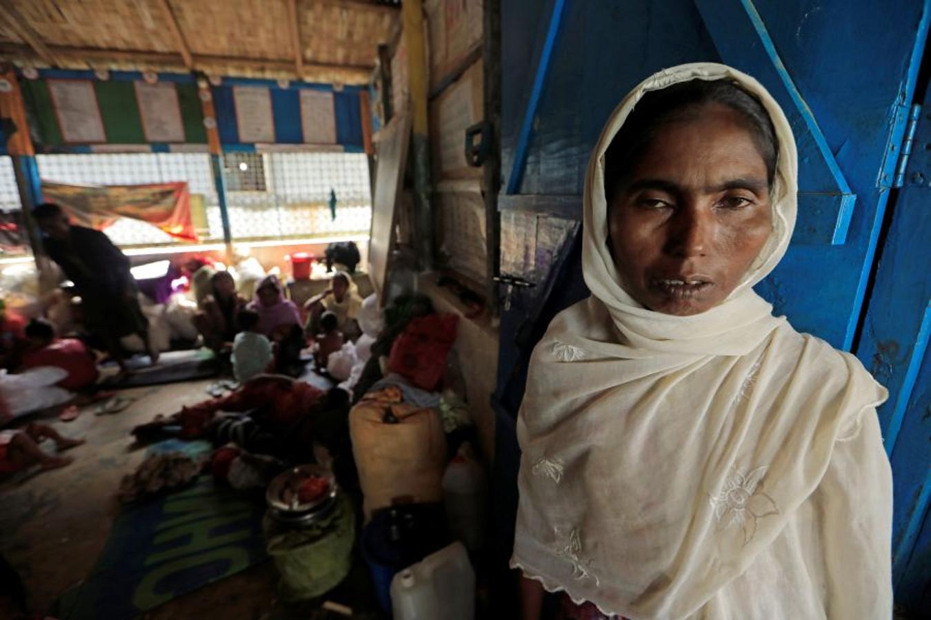 Casi medio millón de personas de esta etnia musulmana han huido de Birmania a Bangladesh. Escapan de la violencia y la represión a la que les someten las fuerzas del estado birmano, a raíz de un ataque perpetrado por un grupo insurgente el 25 de agosto. Tras cruzar la frontera, se alojan en campos de refugiados; más de 600.000 son niños