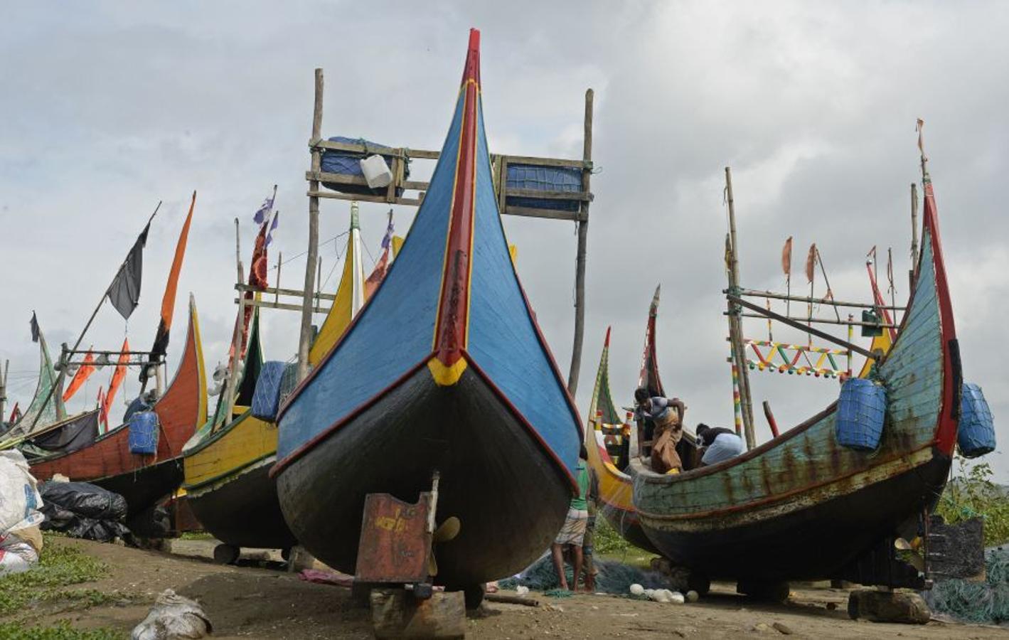 Casi medio millón de personas de esta etnia musulmana han huido de Birmania a Bangladesh. Escapan de la violencia y la represión a la que les someten las fuerzas del estado birmano, a raíz de un ataque perpetrado por un grupo insurgente el 25 de agosto. Tras cruzar la frontera, se alojan en campos de refugiados; más de 600.000 son niños