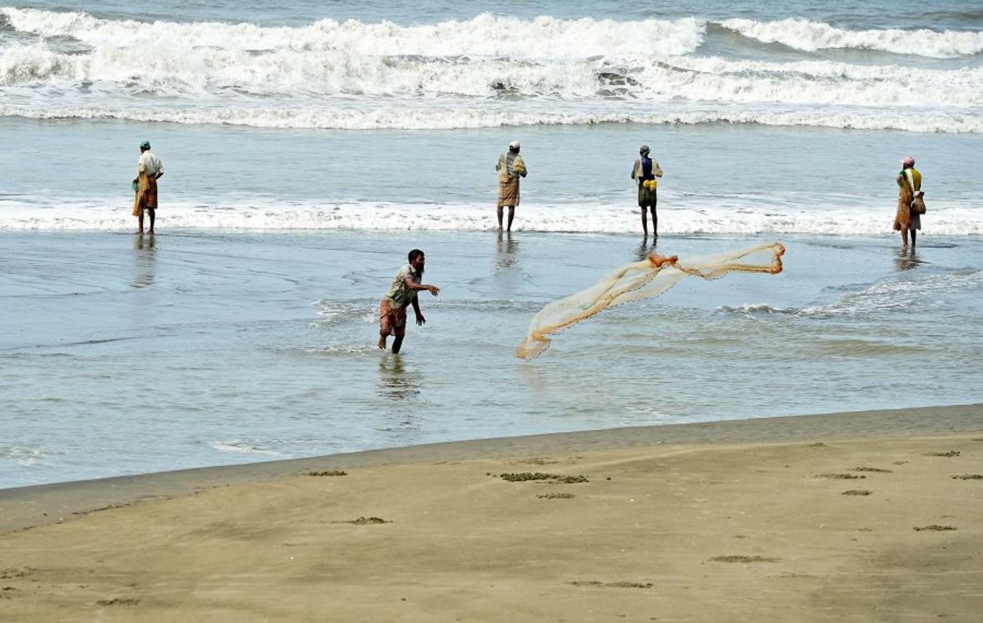 Casi medio millón de personas de esta etnia musulmana han huido de Birmania a Bangladesh. Escapan de la violencia y la represión a la que les someten las fuerzas del estado birmano, a raíz de un ataque perpetrado por un grupo insurgente el 25 de agosto. Tras cruzar la frontera, se alojan en campos de refugiados; más de 600.000 son niños