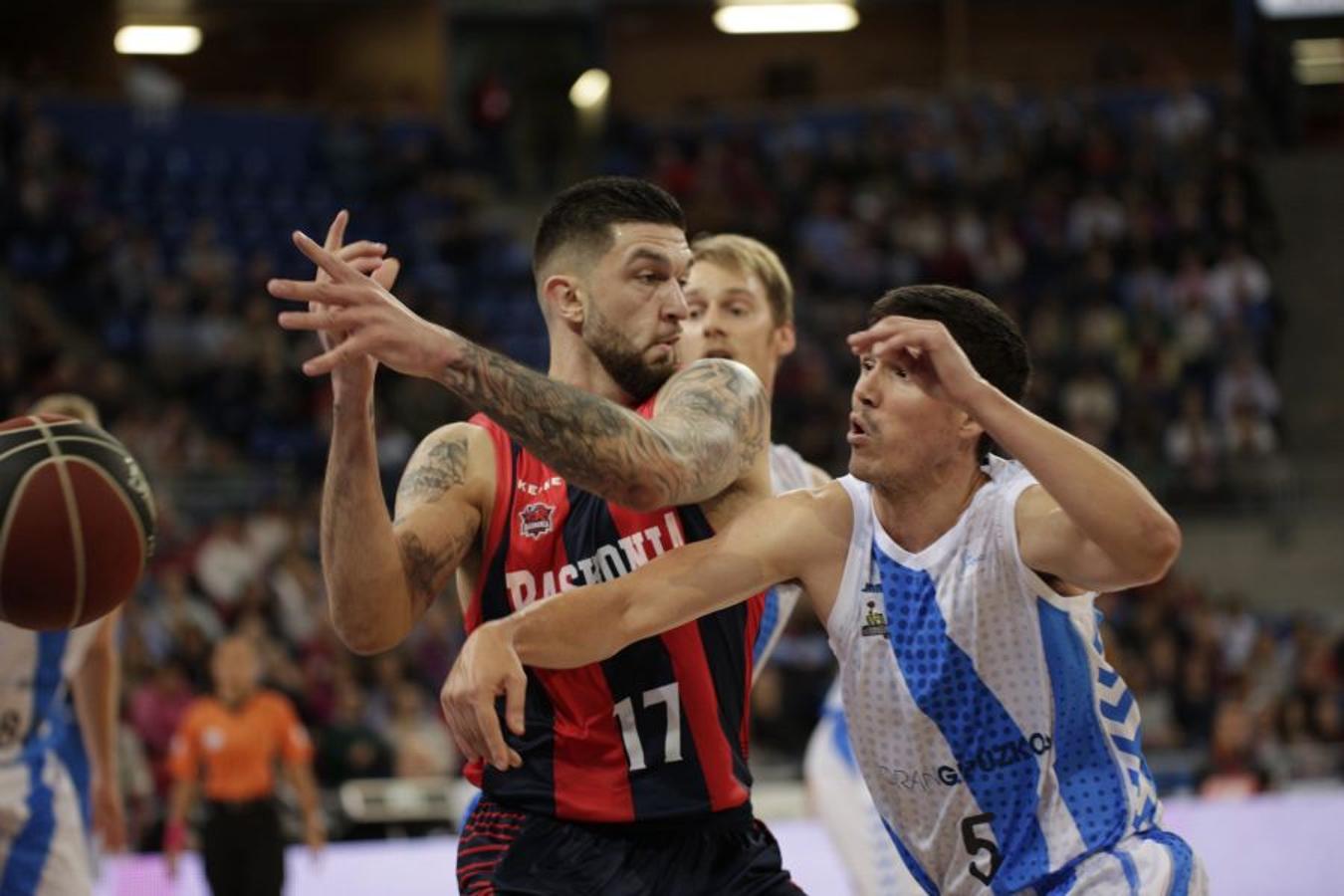 Los de Fisac completan un derbi sensacional. Han ido ganando prácticamente todo el partido y solo al final ha reaccionado el Baskonia, que ha terminado pidiendo la hora