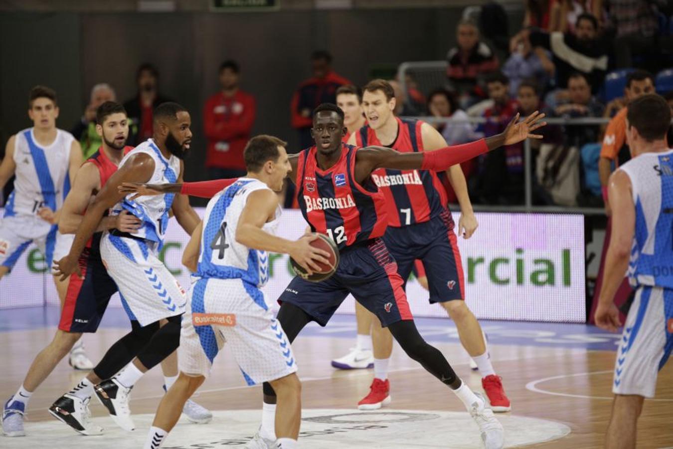 Los de Fisac completan un derbi sensacional. Han ido ganando prácticamente todo el partido y solo al final ha reaccionado el Baskonia, que ha terminado pidiendo la hora