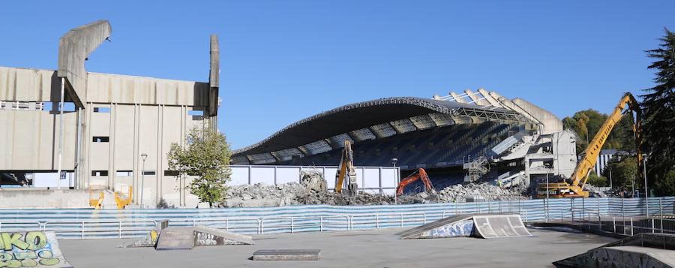 La maquinaria pesada ha acabado con el proceso de demolición del graderío meridional del estadio de la Real Sociedad