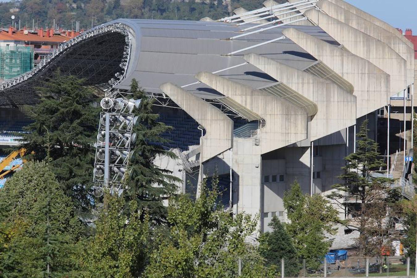 La maquinaria pesada ha acabado con el proceso de demolición del graderío meridional del estadio de la Real Sociedad