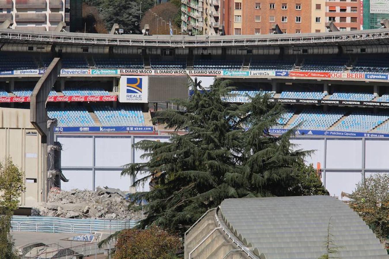 La maquinaria pesada ha acabado con el proceso de demolición del graderío meridional del estadio de la Real Sociedad
