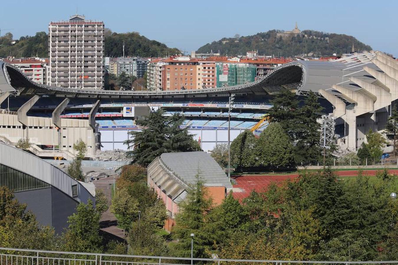La maquinaria pesada ha acabado con el proceso de demolición del graderío meridional del estadio de la Real Sociedad