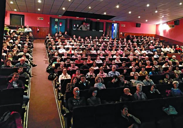 Una de las sesiones de 'Handia' durante este fin de semana, en el cine de Elorrio. 