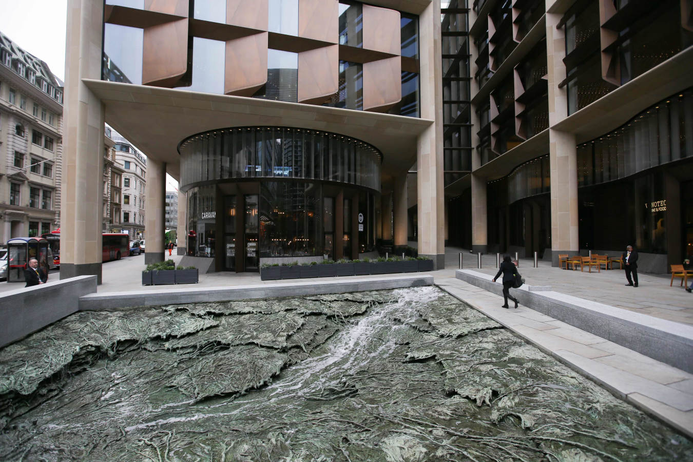 La escultora donostiarra ha estampado su sello a los pies del edificio de Bloomberg