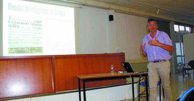 El profesor de Historia de la UPV Óscar Álvarez Gila, en la charla que ofreció recientemente en Lekaio. 