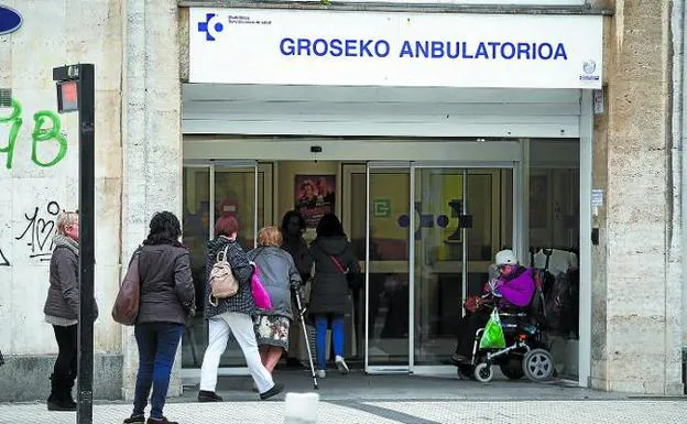 Varias personas entran al ambulatorio de Gros, que acoge consultas de atención primaria y también de especialistas.