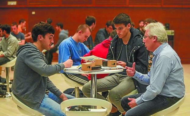 Asensio, junto a los jóvenes que participaron en el encuentro.