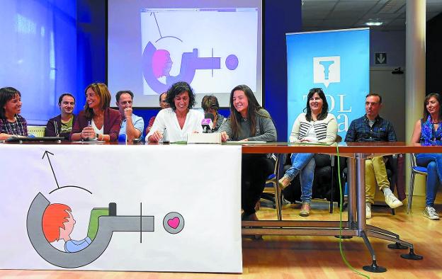 El logotipo de la plataforma ha sido diseñado por la alumna de la ikastola Laskorain, Luna Barquero. 