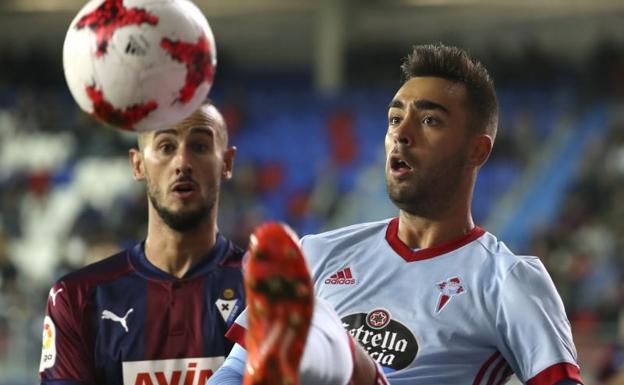 Gálvez, del Eibar, disputa un balón con Méndez, del Celta. 