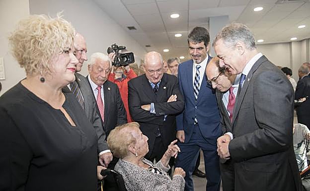 El lehendakari conversa con una de las mujeres ingresadas en el centro.