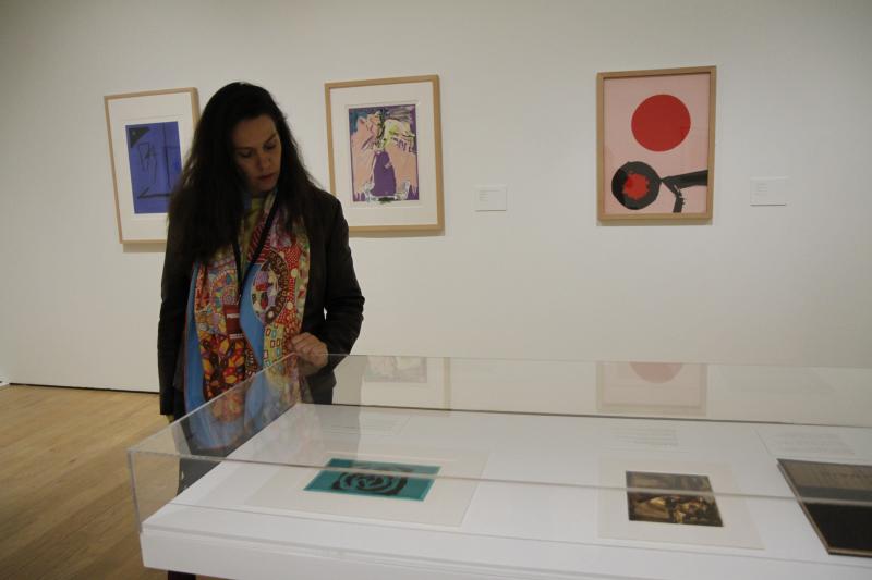 La muestra, titulada 'Más allá del negro', exhibe 59 obras de su amplio fondo firmadas por autores como Cézanne, Miró, Francis Bacon, Gordillo, Eduardo Arroyo, David Hockney y Cristina Iglesias, entre otros