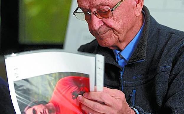 Miguel Azkarate, junto a una fotografía de Johan Cruyff, durante uno de los ejercicios. 