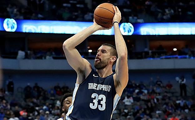 Marc Gasol lanza a canasta durante el partido. 