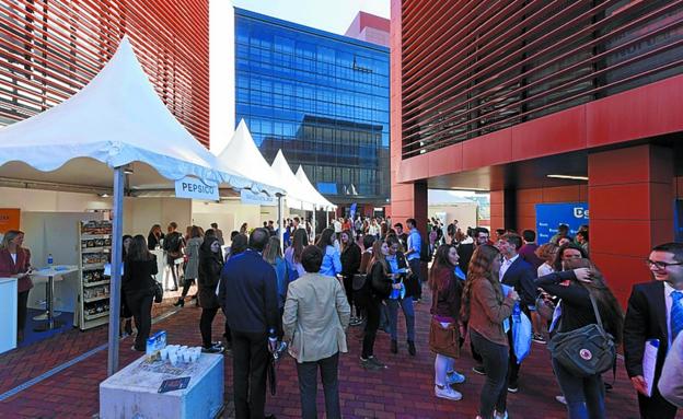 La feria se celebró en el campus de Donostia. 