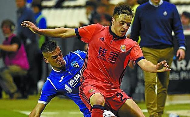 Gorosabel se lleva un balón antes de ser derribado. 