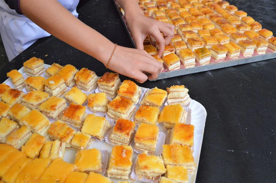 Se han repartido 4.000 reaciones de tarta de San Marcos en la plaza del Triángulo