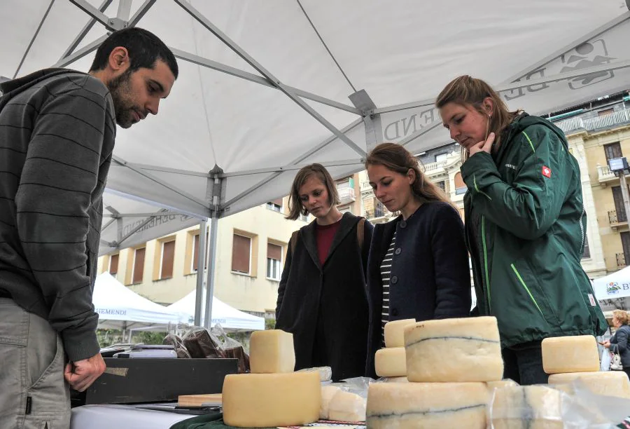 Queso, pan, miel, frutas y verduras son algunos de los productos que se pueden adquirir en el mercado de productos locales que se instala en la plaza Gaskuña el último sábado de cada mes