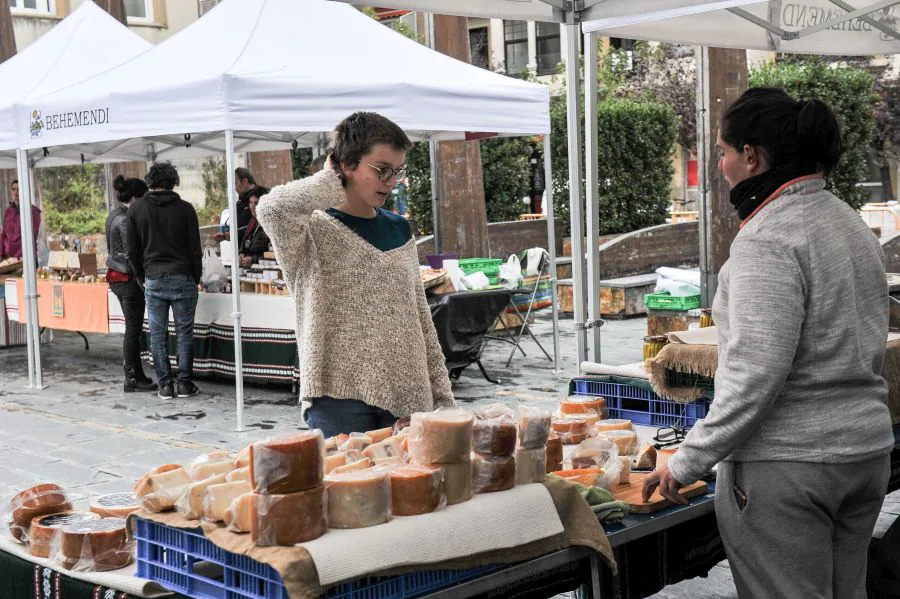 Queso, pan, miel, frutas y verduras son algunos de los productos que se pueden adquirir en el mercado de productos locales que se instala en la plaza Gaskuña el último sábado de cada mes