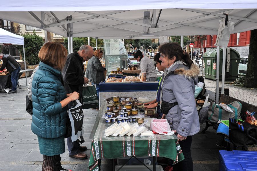 Queso, pan, miel, frutas y verduras son algunos de los productos que se pueden adquirir en el mercado de productos locales que se instala en la plaza Gaskuña el último sábado de cada mes