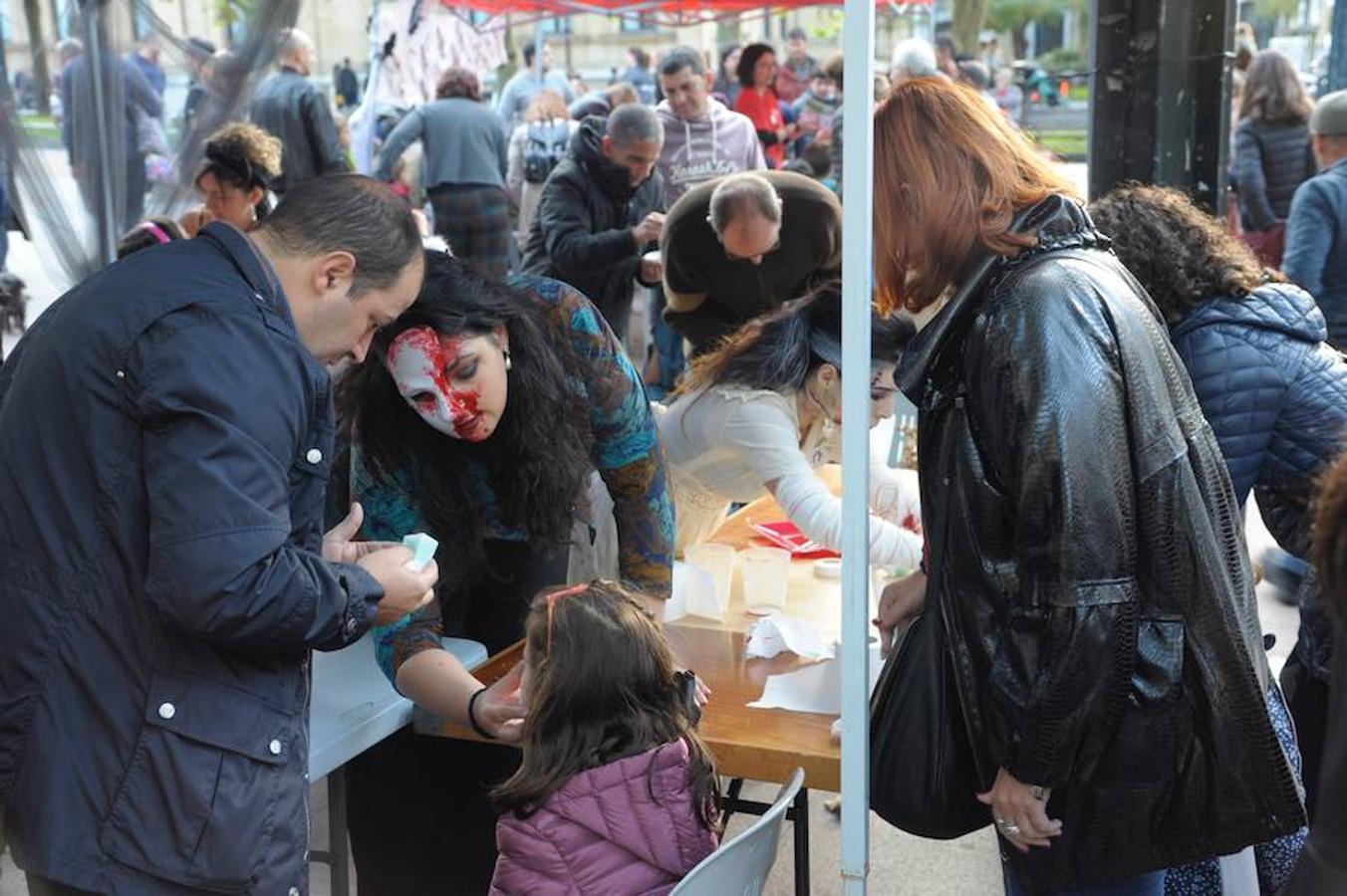 Ya ha arrancado la 28 edición de la Semana de Terror de San Sebastián y durante la primera jornada los más pequeños han sido los protagonistas. Niños y niñas se han coloreado la cara para sumarse así al ambiente festivo y 'espeluznante' de las calles de Donostia. 