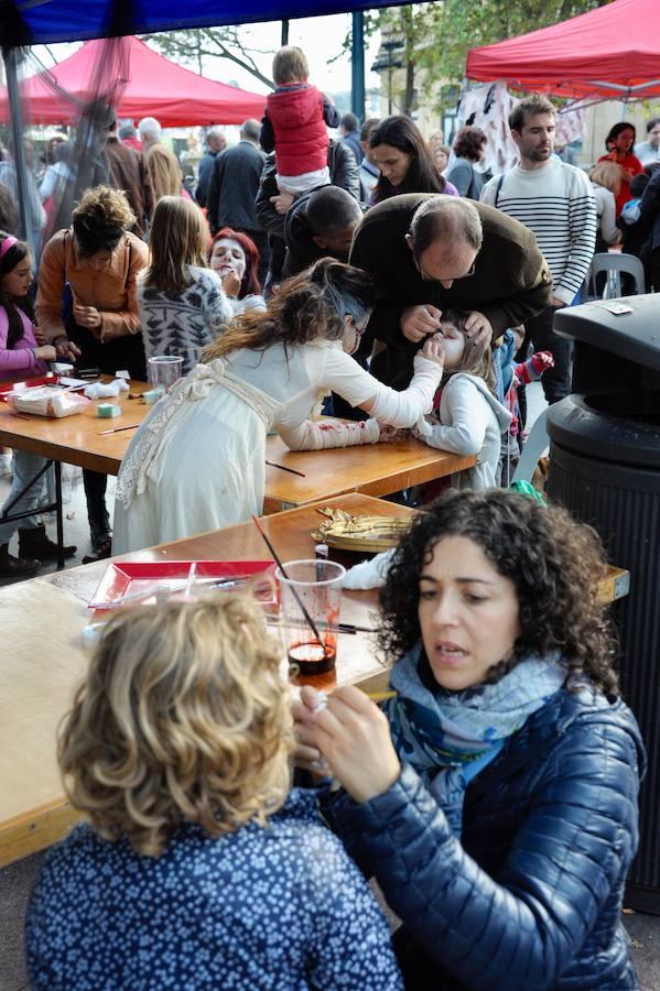 Ya ha arrancado la 28 edición de la Semana de Terror de San Sebastián y durante la primera jornada los más pequeños han sido los protagonistas. Niños y niñas se han coloreado la cara para sumarse así al ambiente festivo y 'espeluznante' de las calles de Donostia. 