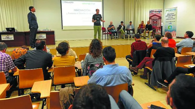 La asociación Ekingune organizó una mesa redonda que abordó laproblemática del impulso del turismo en la comarca.
