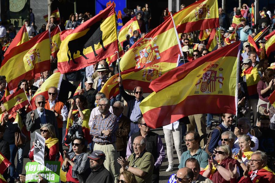 Miles de personas se congregan en la plaza de Colón por la unidad de España.