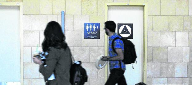 Para todos. Cartel de un baño mixto donde se lee 'todos los géneros' en el aeropuerto de San Diego. 