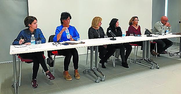 Todos los ángulos. Alazne Zurutuza, trabajadora social del Ayuntamiento; Mila Holgado, jefa del Servicio de Atención Primaria de Bienestar Social, Belén Martínez, Acubi; Rocío Calderón, Adiskidetuak; María Ángeles Martín, Acubi; José Luis Polo, presidente de los APIs de Gipuzkoa.
