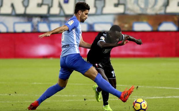 Adrián González pelea un balón con Pione Sisto.