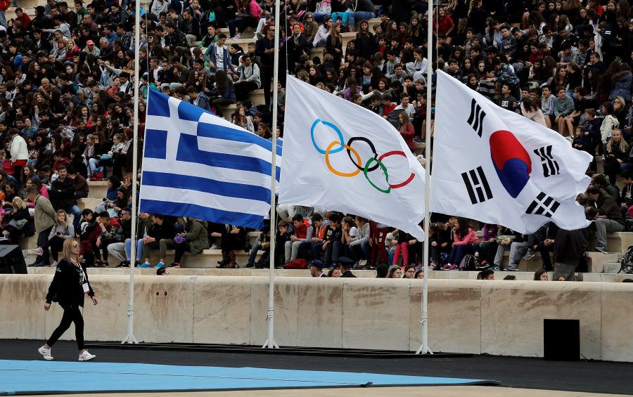 El Estadio Panatenaico de Atenas ha sido el escenario de la entrega de la llama olímpica a falta de 100 días para que arranquen los Juegos Olímpicos de invierno 