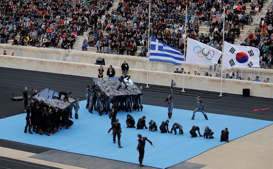 El Estadio Panatenaico de Atenas ha sido el escenario de la entrega de la llama olímpica a falta de 100 días para que arranquen los Juegos Olímpicos de invierno 